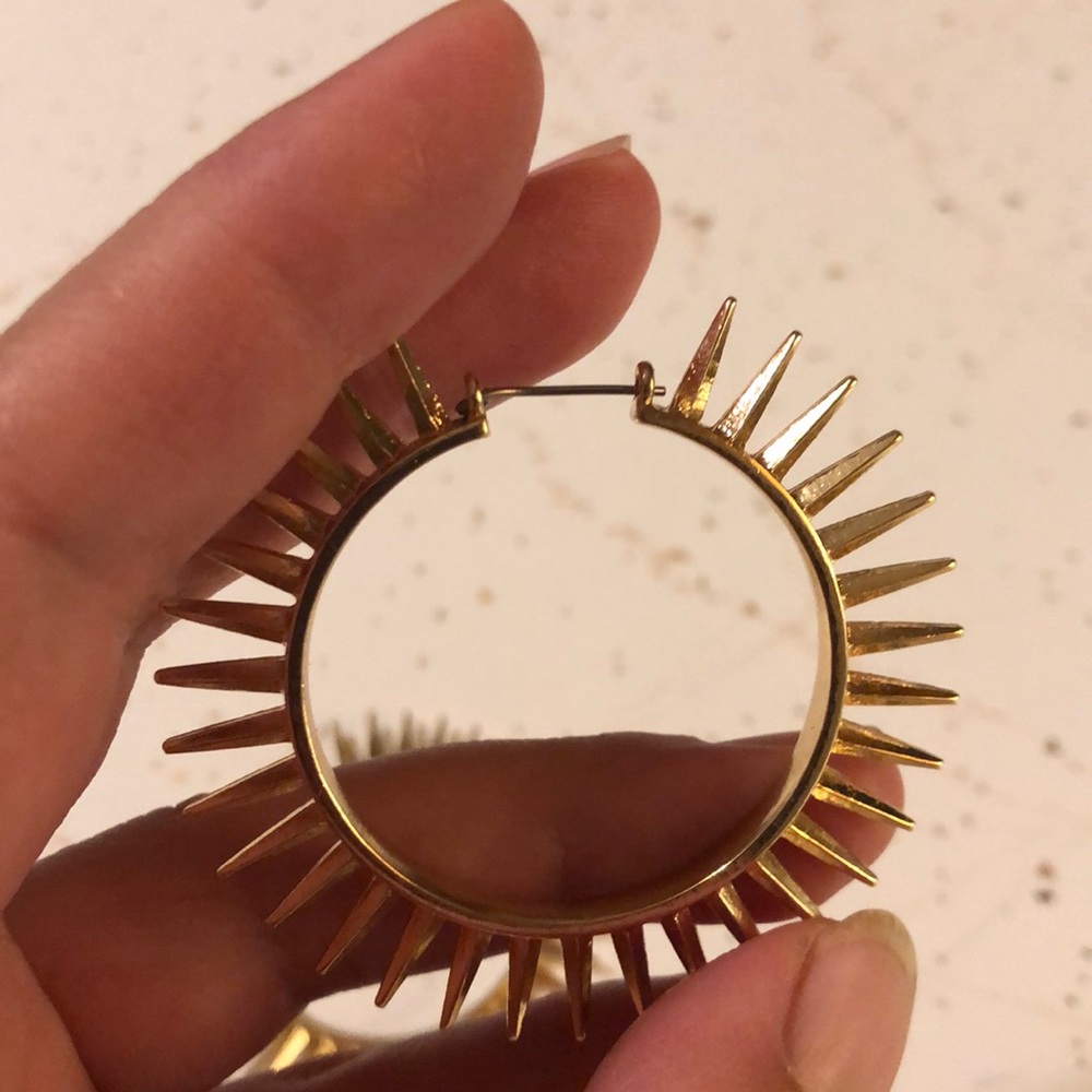 spiked gold hoops 👀👌🏼